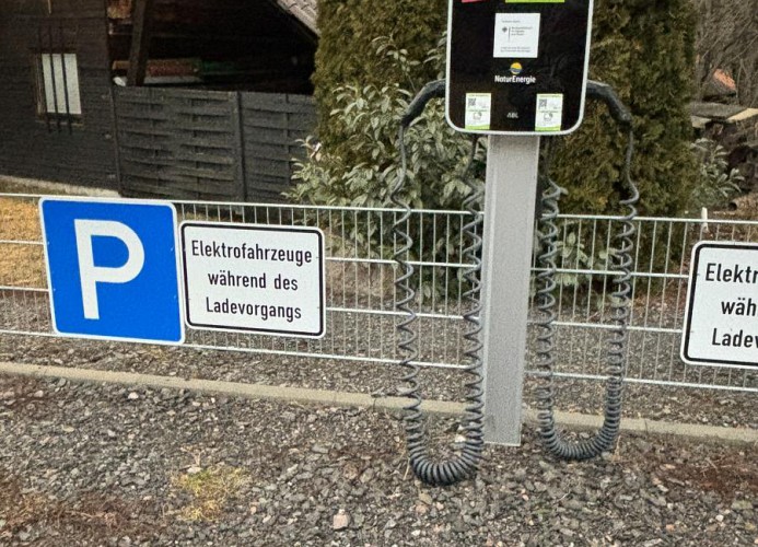 Elektro-Ladestation nur weinige Meter